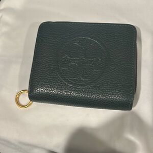 TORY BURCh PERRY BOMBÉ BI-FOLD WALLET in green. Sold out online.